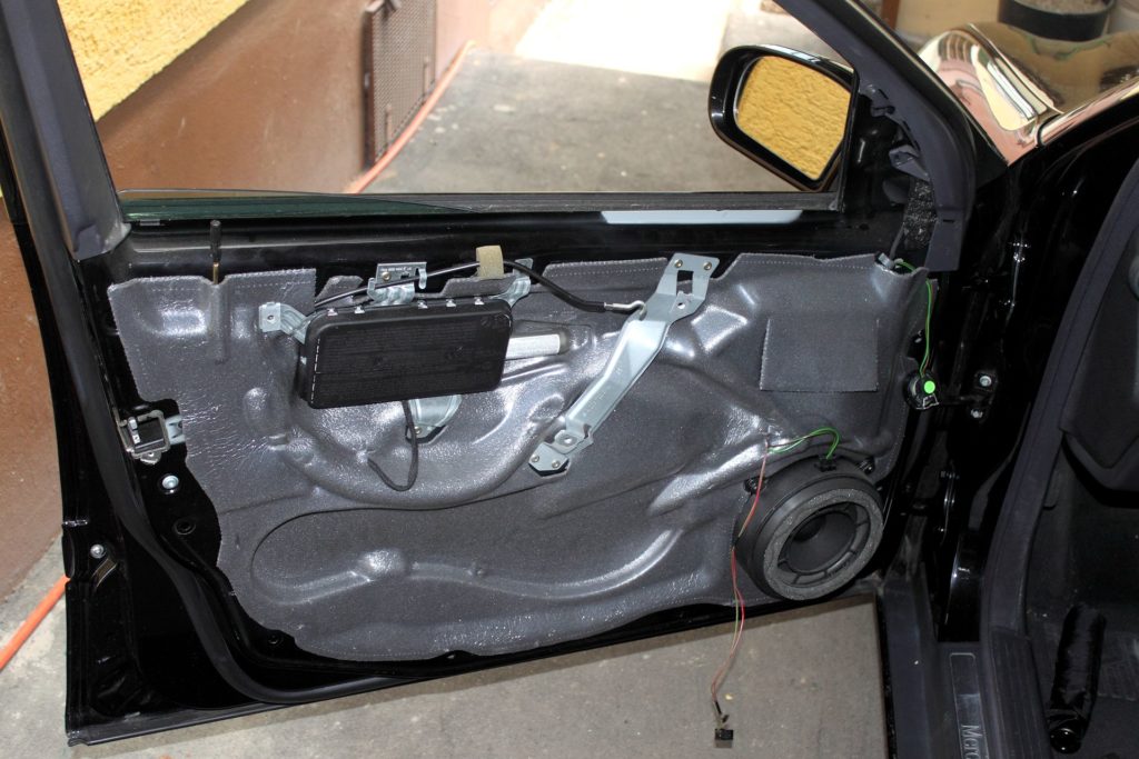 Mercedes-Benz C240 (W203) – Modifikationen – Interieur - Holzzierleisten  wurden mit Echtcarbonfasern überzogen - Zierleistentausch Türverkleidungen  -  spookie´s World