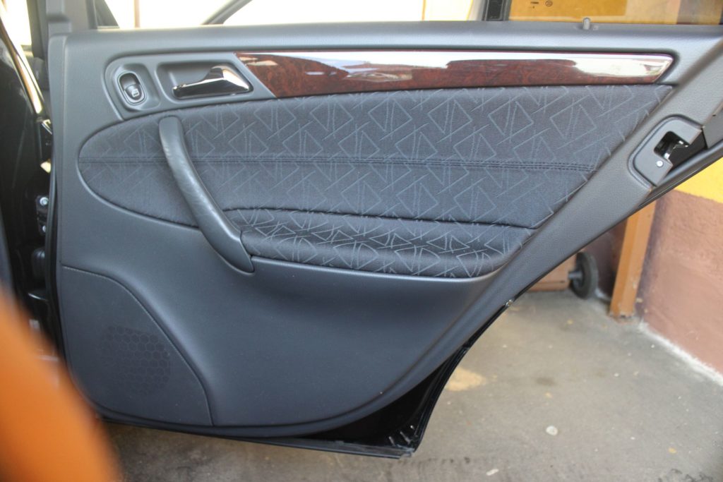 Mercedes-Benz C240 (W203) – Modifikationen – Interieur - Holzzierleisten  wurden mit Echtcarbonfasern überzogen - Zierleistentausch Türverkleidungen  -  spookie´s World
