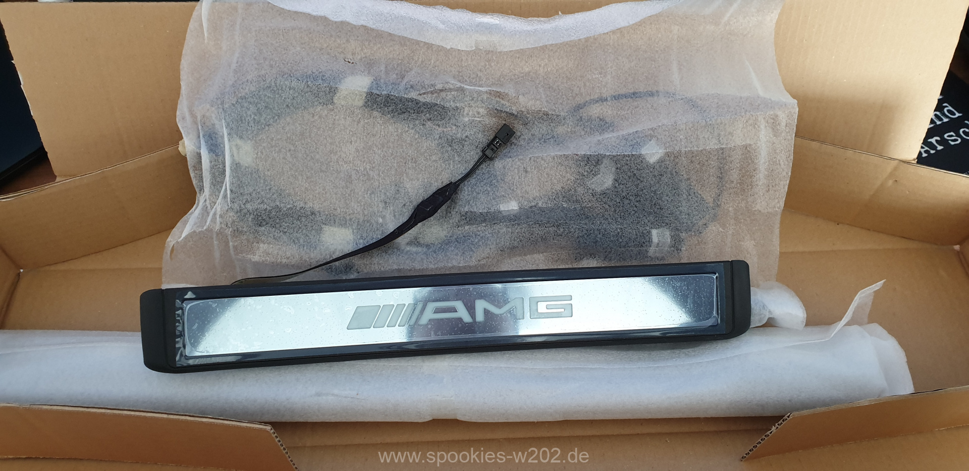 Mercedes-Benz E320 (W211) - Modifikationen – Beleuchtete AMG