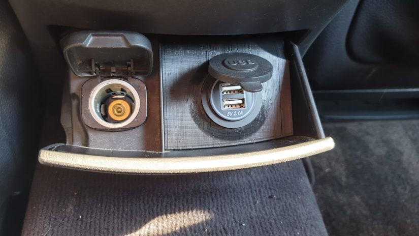 Mercedes-Benz E320 (W211) – Modifikationen – USB Dose im Fond beim Aschenbecher