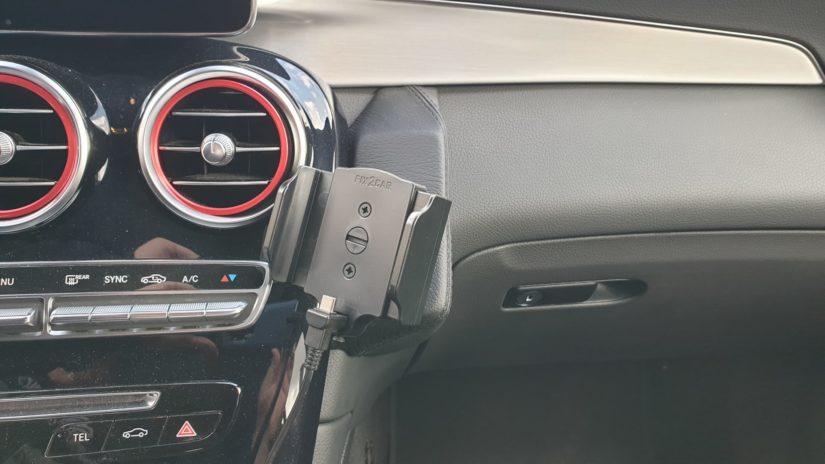 Mercedes-Benz GLC250 (X253) – Modifikationen – Interieur – Kuda Lederkonsole und aktive USB-C Halterung
