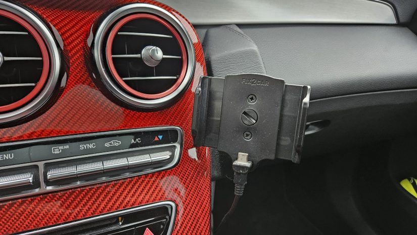 Mercedes-Benz GLC250 (X253) – Modifikationen – Interieur – Kuda Lederkonsole und aktive USB-C Halterung