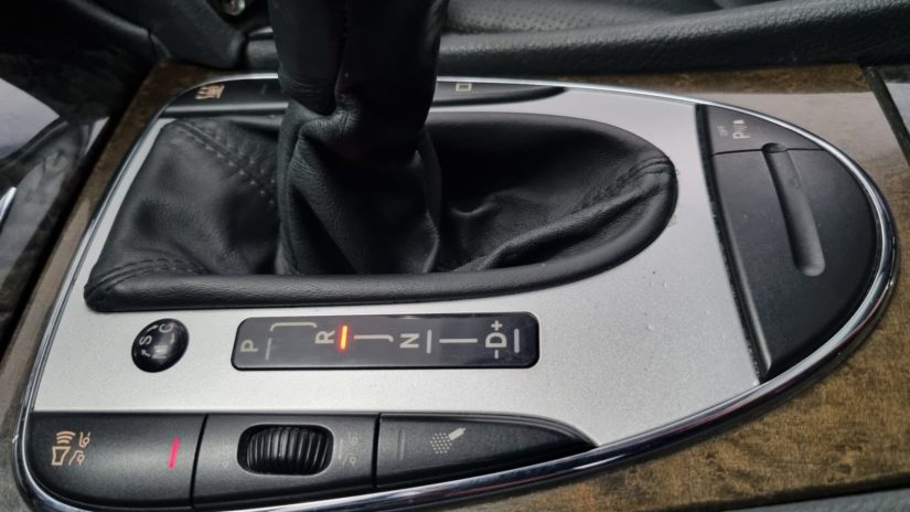Mercedes-Benz E320 (W211) – Modifikationen – Interieur – Gangwahlanzeige vom US Modell