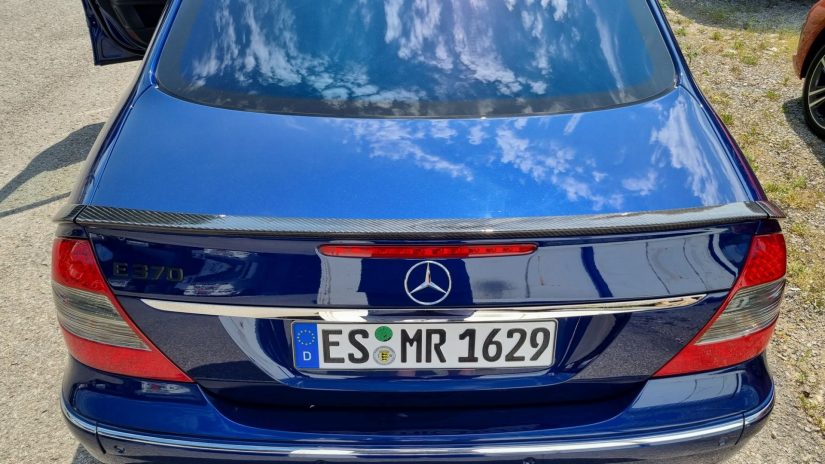 Mercedes-Benz E320 (W211) – Modifikationen – Exterieur – 3-teilige Hecklippe im Stil der alten AMG Lippe