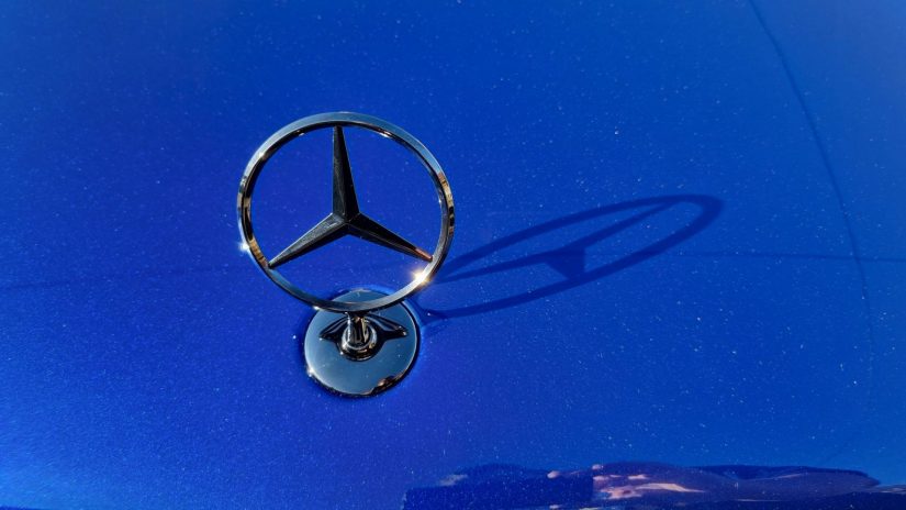Mercedes-Benz E320 (W211) – Modifikationen – Exterieur – Schwarz eloxierter Maybach Stern